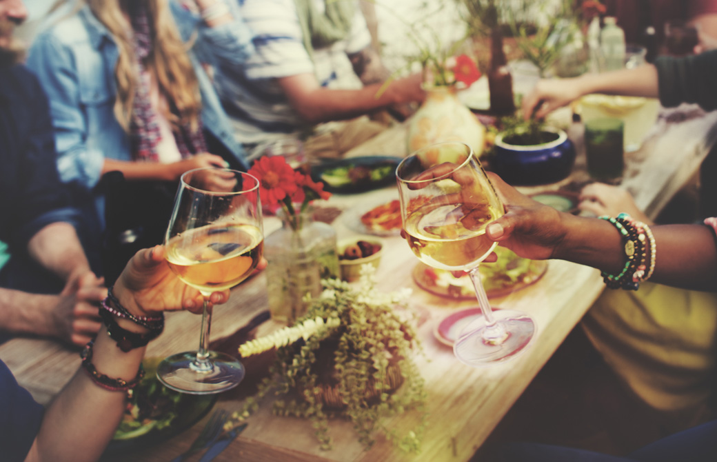 パーティーテーブルでグラスを合わせるふたり