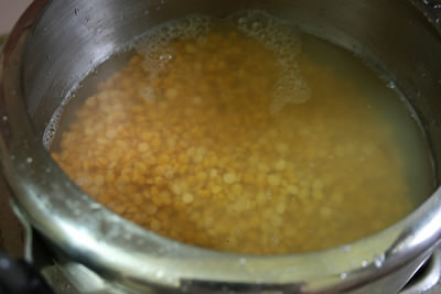 レンズ豆は豆の3倍量程の水を入れ、圧力鍋で約20分間煮ます
