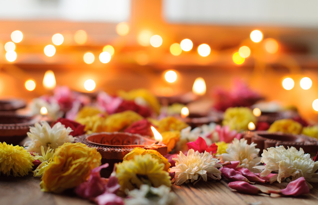 花とキャンドルが飾られた祭壇