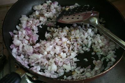 香りが出てきたら、玉ねぎを入れてきつね色になるまでじっくり炒めます。