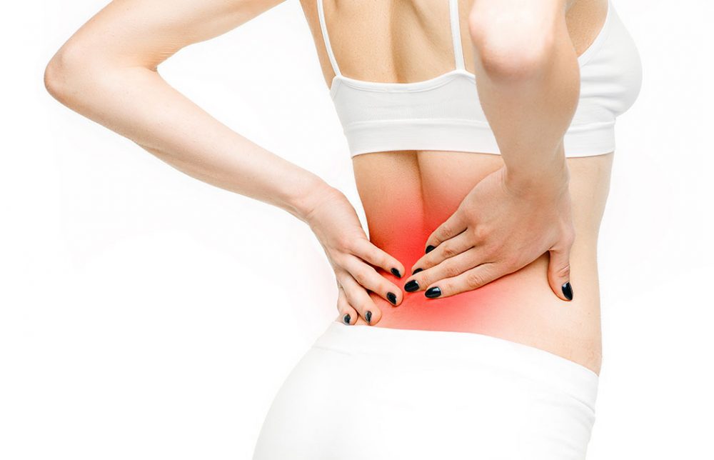 女性が腰を痛めている様子