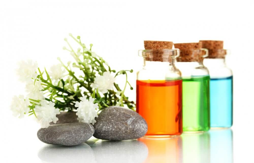 カラーセラピーのボトルと石と花