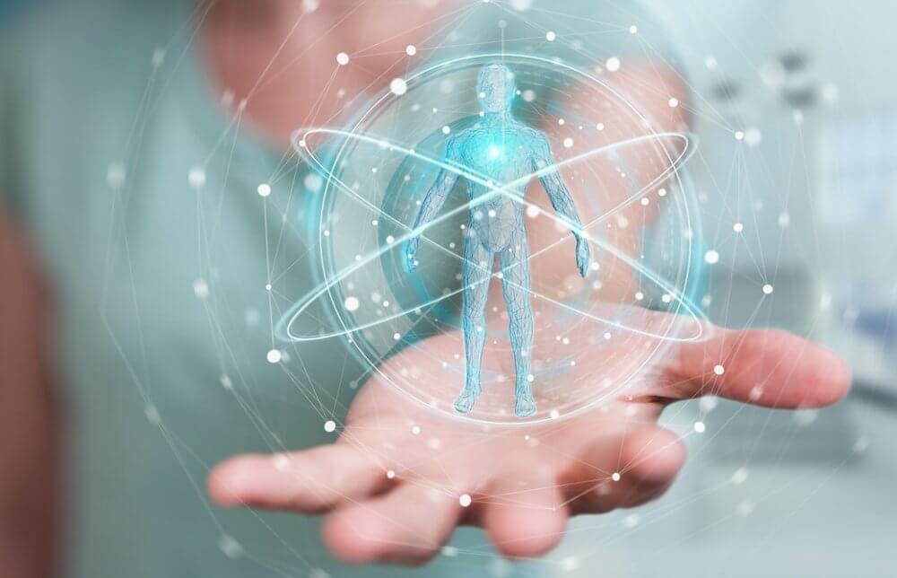 女性の手のひらに人体のホログラムが乗っている