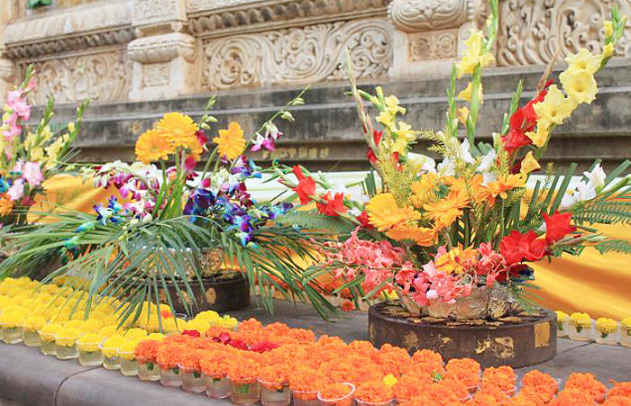 インドの祭壇に並んだカラフルな花などのお供えもの