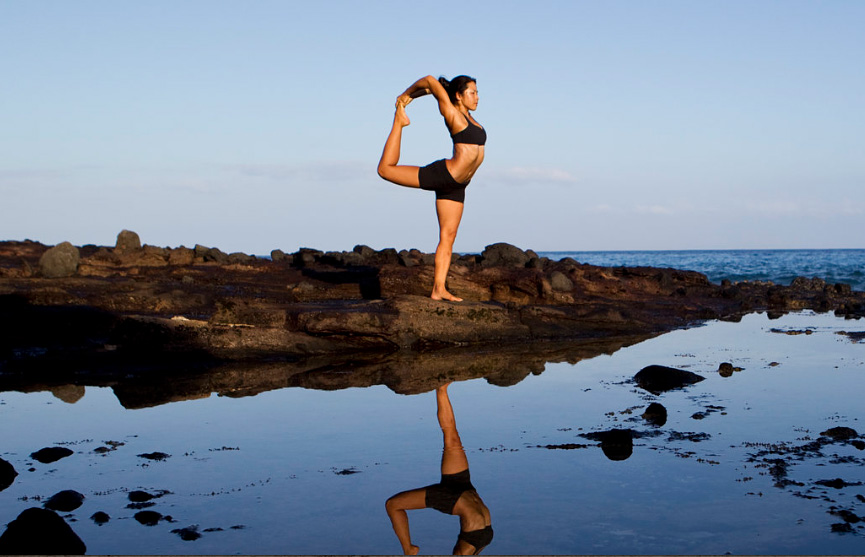 ヨーコ・フジワラがハワイの海岸でヨガをしている