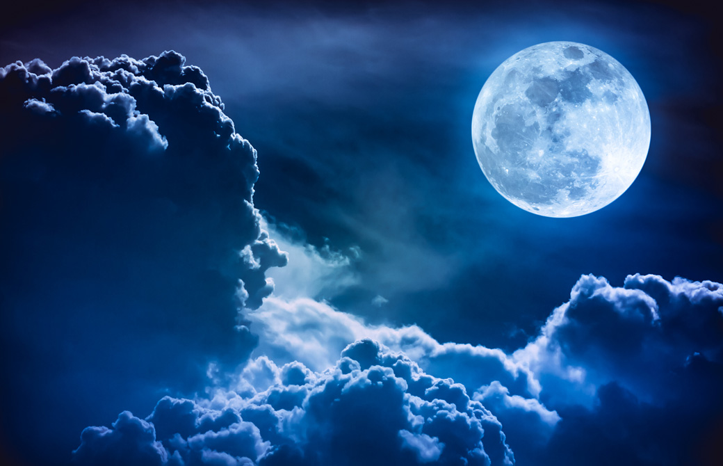 雲と幻想的な満月