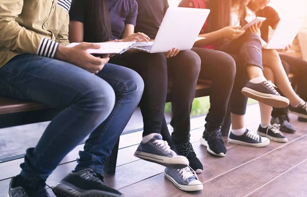 ベンチに座る人たちの足元