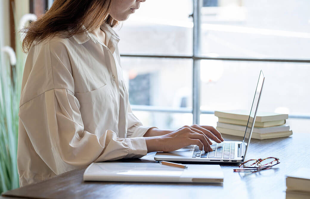 PC作業をしている女性