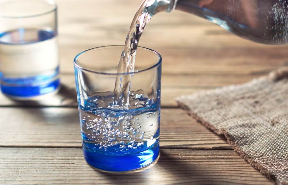 綺麗なグラスに注がれている水