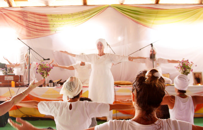 クンダリーニヨガの様子