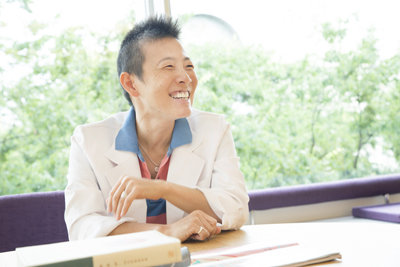 笑顔の高尾美穂先生