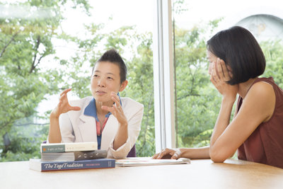 話す高尾美穂先生と聞くサントーシマ香先生