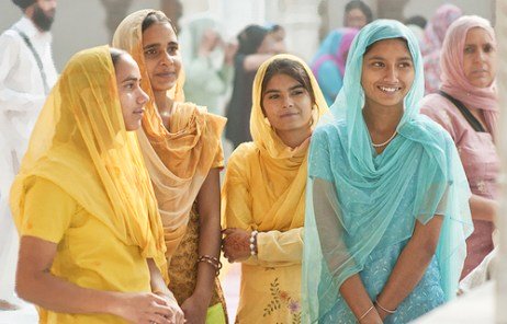 インドでサリーをまとったインド人の女性たち