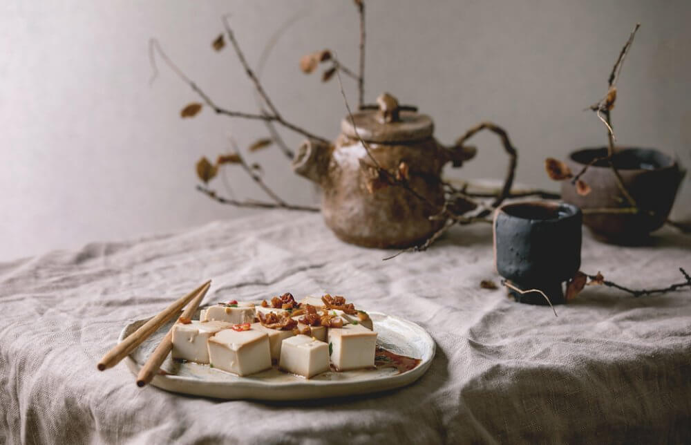 豆腐の盛りつけられた器と急須や湯のみ