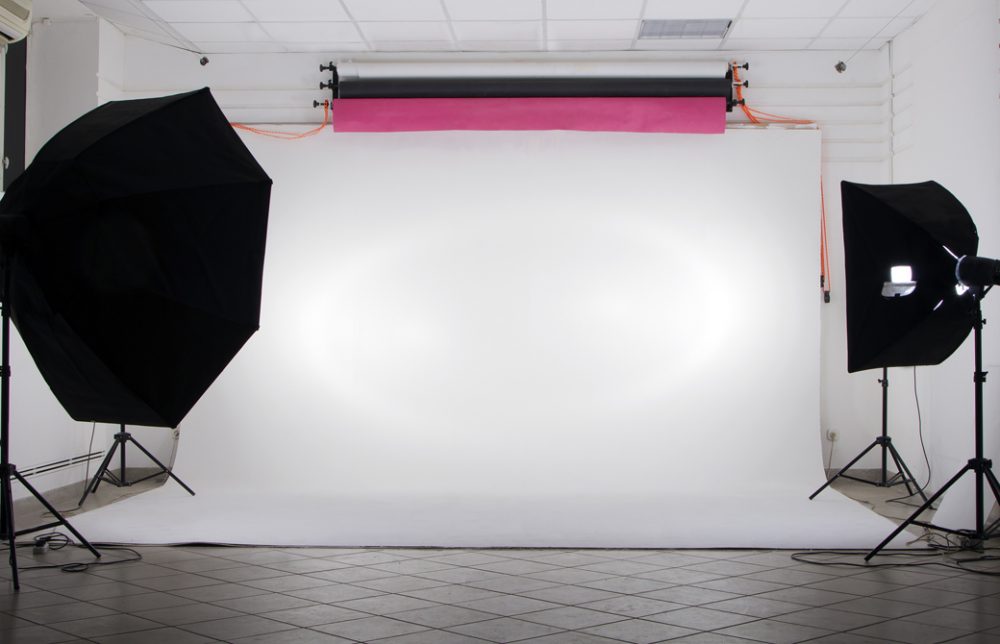 フォトスタジオの白い壁と撮影機材