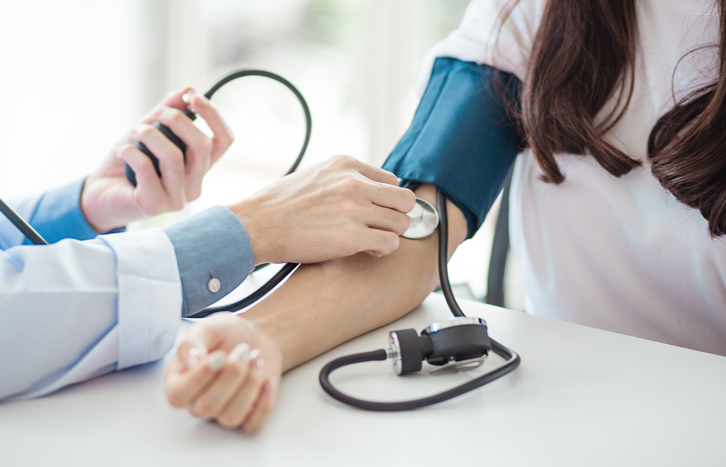 血圧測定をしている医師と女性