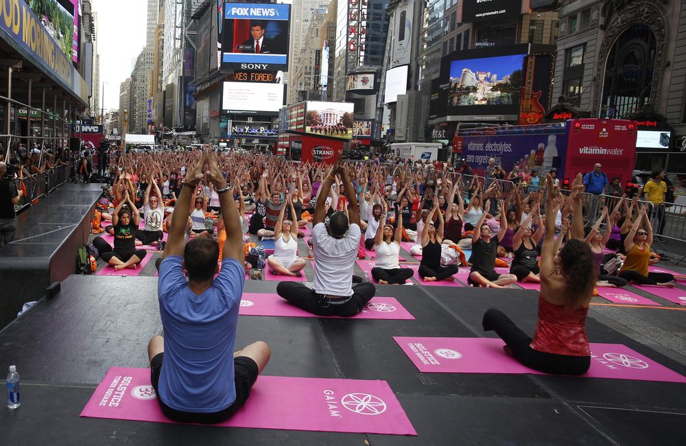ニューヨークのタイムズスクエアヨガ