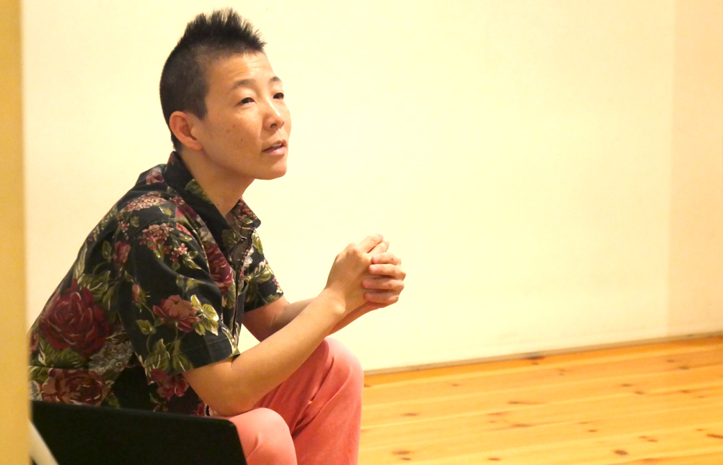 サントーシマ香RYT200のマタニティのクラス風景。講師（高尾美穂）が生徒さんの質問に答えている
