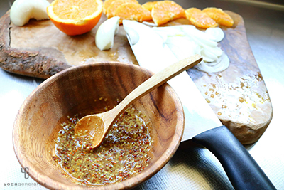 オレンジと玉ねぎを切り調味料の材料を混ぜる