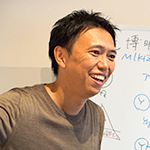 ヨガジェネレーション代表：酒造博明が笑顔でお話している