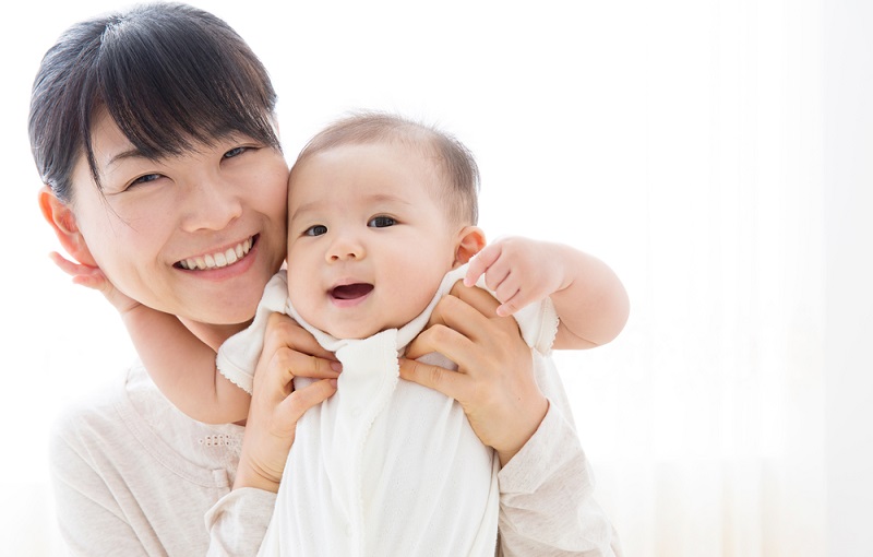 赤ちゃんを抱っこするお母さん