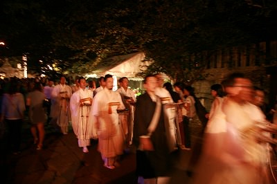 加藤清正像に向かう行列