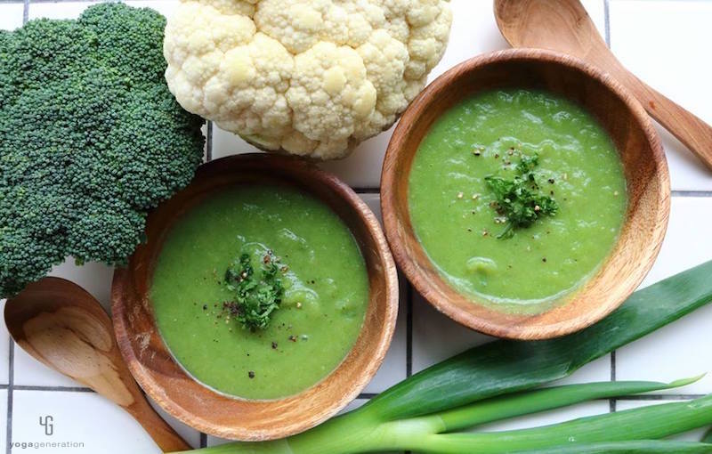 長ネギ、ブロッコリー、カリフラワーのクリーミー・スープ