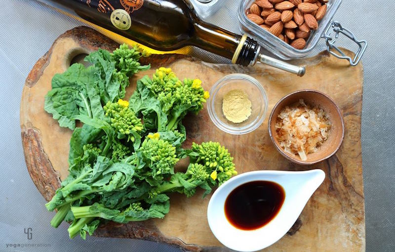 木製カットボードの上の菜の花など材料