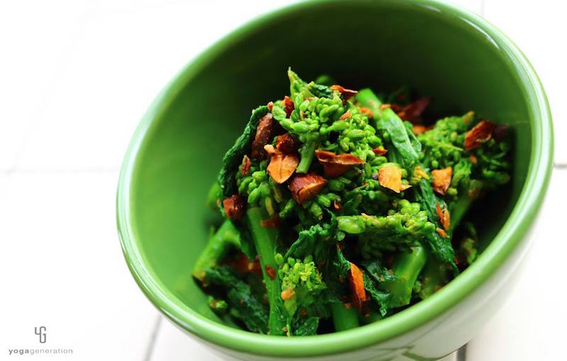 緑の器に入った菜の花の辛子醤油和え