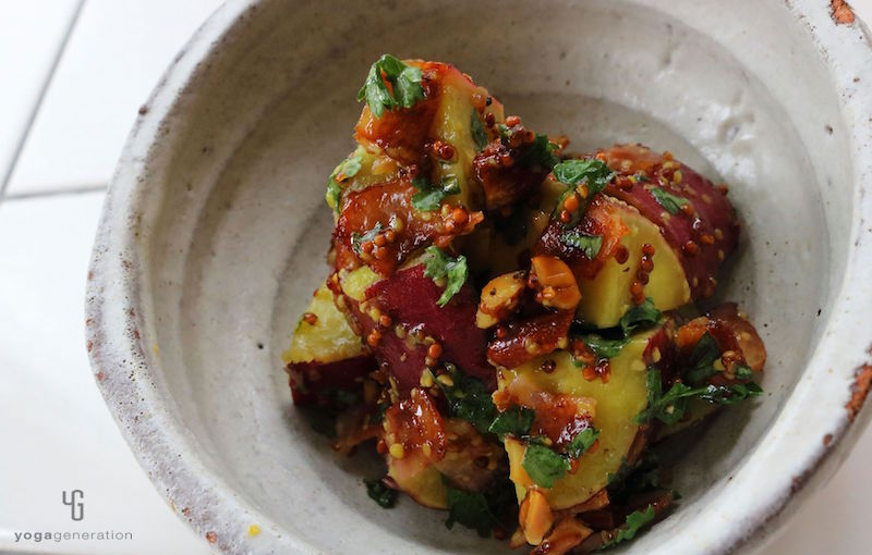 白い器に入ったさつまいもサラダ