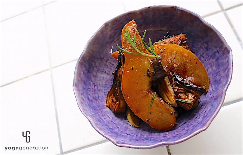 紫の器と焼きナスと洋梨のバルサミコ酢マリネ