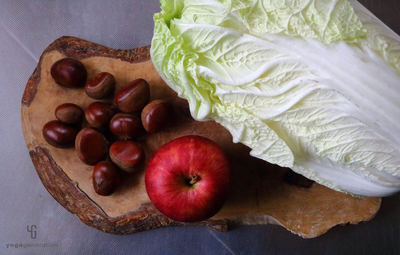 木製カットボードの上の白菜・茹で栗・リンゴ