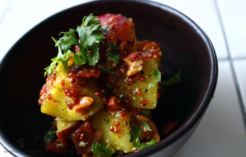 黒い器に入ったさつまいもサラダ