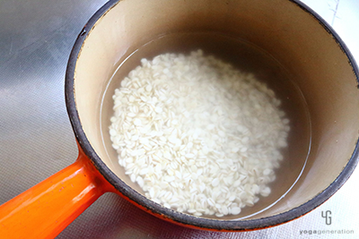 洗った押し麦を茹でる