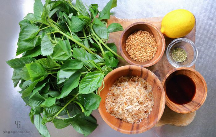 木製カットボードの上の材料