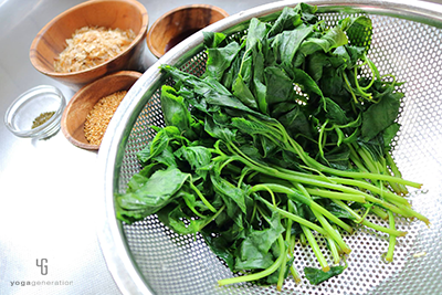 茹であがったモロヘイヤをザルで冷ます