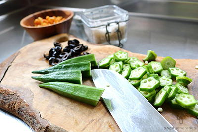 オクラとオリーブを切る