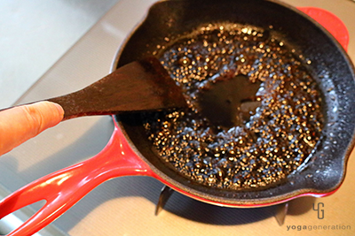 フライパンでソースの素材を煮詰める