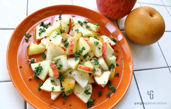 オレンジの皿に盛り付けたリンゴとナシの爽やかマリネサラダ