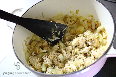 ニンニクの香りを移したオイルで野菜を炒める