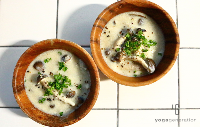 木の器に入ったキノコスープ