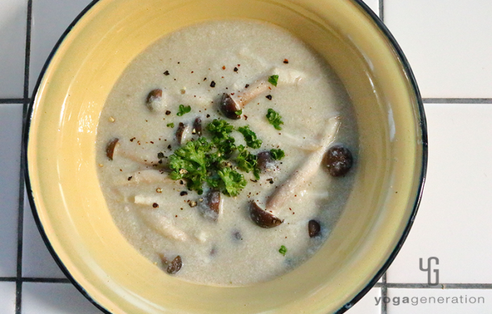 クリーム色の器に入ったキノコスープ