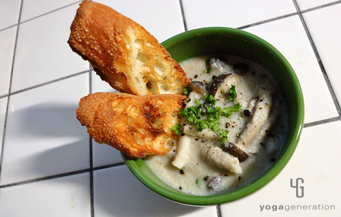 緑色の器に入ったキノコスープ