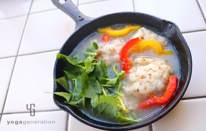 スキレットに入った山芋とレンコン団子の柚子胡椒スープ