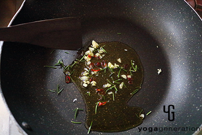 フライパンでハーブなどの香りを出す