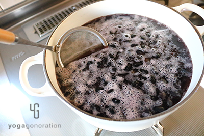 黒豆を弱火で茹でる