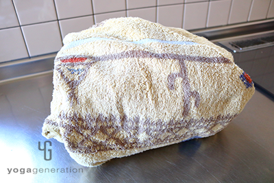 鍋ごと新聞紙とタオルで包んで余熱で火を通す