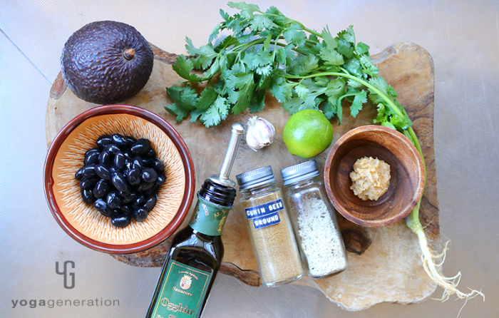 木製カットボードの上の材料