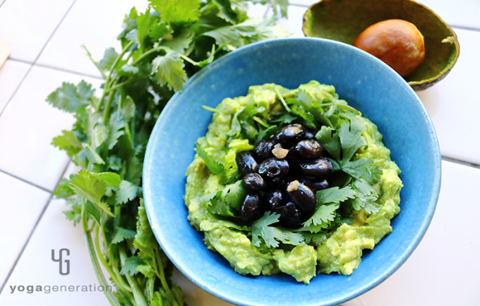 ターコイズの器に入れた黒豆のスパイシー・ニンニク炒め和風アボカド・ディップ添え
