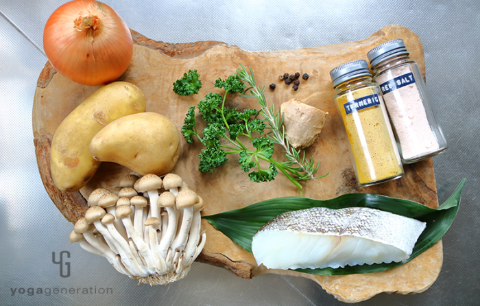 木製カットボードの上の材料